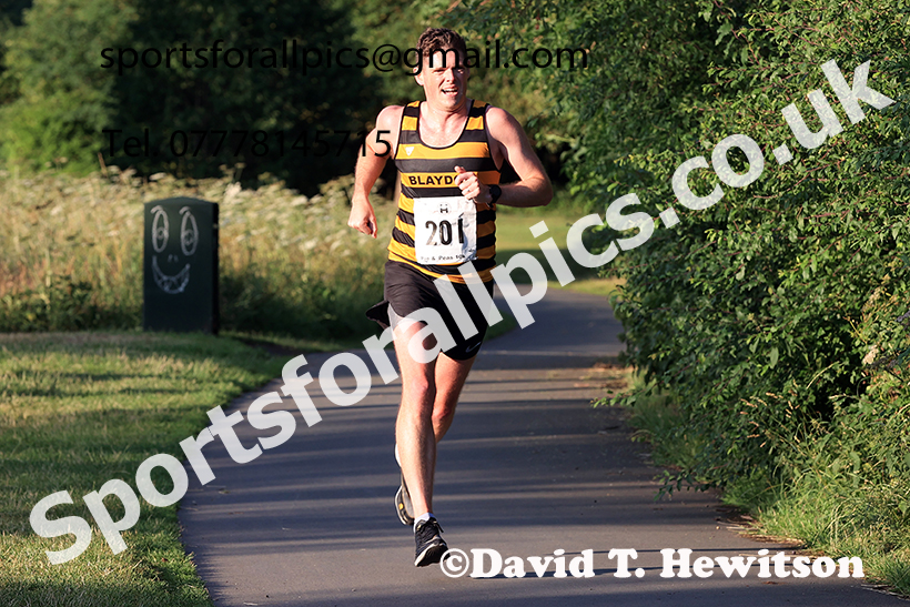 The 2025 Tynedale Pie n Peas 10k Road Race, Ovington to Low Prudhoe, Northumberland. Photo: David T. Hewitson/Sports for All Pics